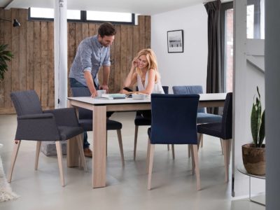 Table pied métal insert bois, au plateau en bois massif, céramique ou fenix, qui donnera un coté chaleureux à votre pièce. Existe en différentes dimensions