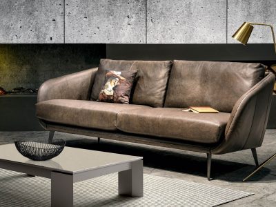 Canapé design années 60, déclinable en cuir ou tissu. Léger et chic, il est disponible en 2,5 places et en 3 places. Choix du piètement possible