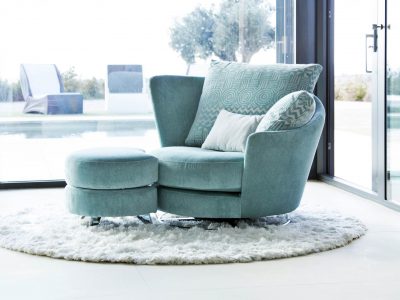 Fauteuil pivotant tissu, proposé avec son pouf complémentaire. existe en multitude de coloris et motifs de tissu. Pieds métallique ou pieds bois