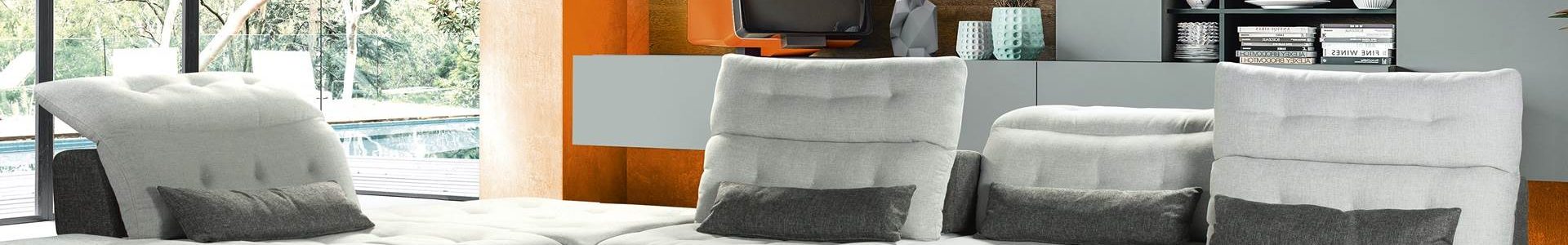 Salon modulable couetté, avec dossier avance recule et tétières inclinables, existe en cuir, tissu, bi-matière. Plusieurs coloris et configurations