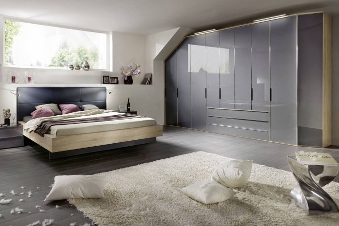 Cette chambre avec dressing portes battantes offre une grande capacité de rangement et est entièrement personnalisable en dimensions, coloris et options