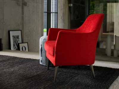 Ce fauteuil garnissage plume offre un excellent confort d'assise. Il existe en cuir ou tissu et dans de nombreux coloris.