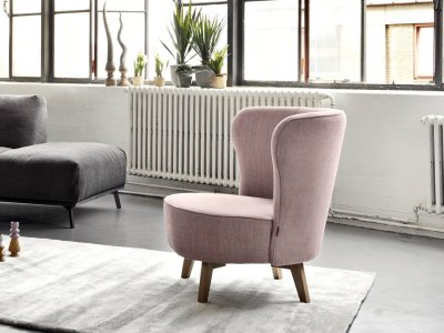 Ce fauteuil pied bois ou métal est disponible en cuir mais aussi en tissu, et dans un grand choix de coloris et motifs. Existe en fixe ou pivotant