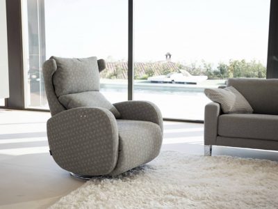 Ce fauteuil relaxation pivotant est disponible dans de nombreux revêtements de cuir ou tissu et existe en relax manuelle ou électrique