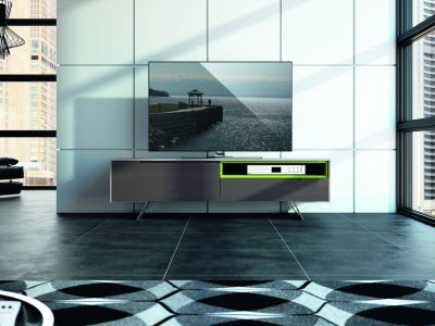 Ce meuble TV chêne, chrome et verre laqué, au design très contemporain, est disponible dans plusieurs coloris et dimensions.