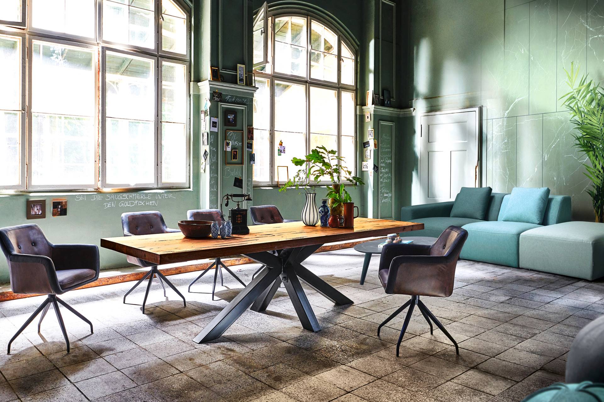 La table chêne rustique et pied métal, au design industriel, présente un piétement original.
